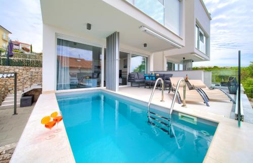 Njivice Apartment | VILLA SOLIS LACUS modern Apartment - private heated pool - Air Conditioning -Smart TV - Free parking