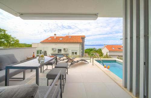 Njivice Apartment | VILLA SOLIS LACUS modern Apartment - private heated pool - Air Conditioning -Smart TV - Free parking