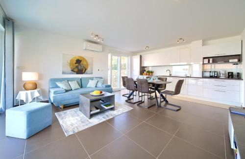 Njivice Apartment | VILLA SOLIS LACUS modern Apartment - private heated pool - Air Conditioning -Smart TV - Free parking