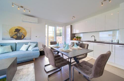 Njivice Apartment | VILLA SOLIS LACUS modern Apartment - private heated pool - Air Conditioning -Smart TV - Free parking
