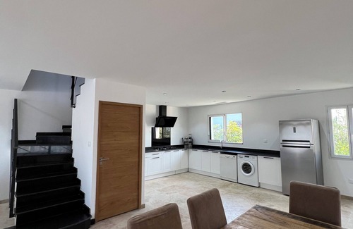 Morieres-les-Avignon Villa | Villa Sous l'Olivier de Provence. Modern, family-friendly, and close to Avignon.