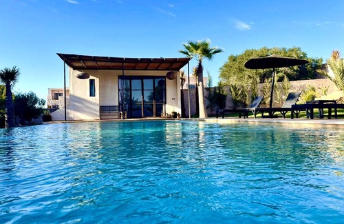 Sidi Kaouki Villa | Villa Sunset-Pool-Service woman