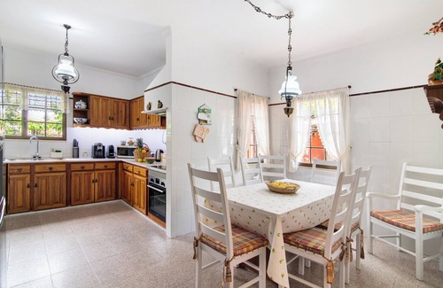 Gambelas Villa | Villa 'Sunshine House' with Private Pool, Wi-Fi and Air Conditioning