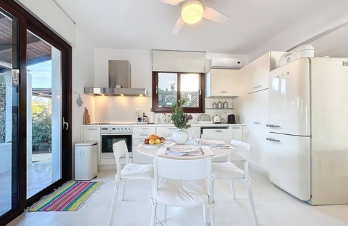 Plepi Villa | Villa 'The White By Seaviews' with Sea View, Wi-Fi and Air Conditioning