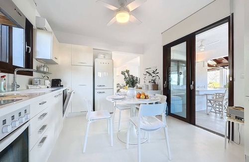 Plepi Villa | Villa 'The White By Seaviews' with Sea View, Wi-Fi and Air Conditioning