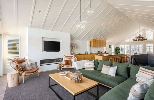 Queenstown Villa | Villa Tihi |Lake Views, Hot Tub, Gas Fire, BBQ, AC