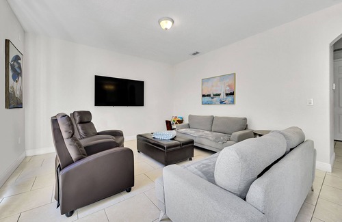 Miami Lakes House | Villa tropical Miami, stay in this 4-bed ,3 bathsnWiFi /fitness room and hot tub