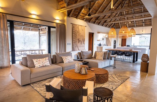 Hoedspruit Villa | Villa Uthando: Stylish brand new villa with amazing views