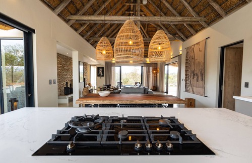 Hoedspruit Villa | Villa Uthando: Stylish brand new villa with amazing views