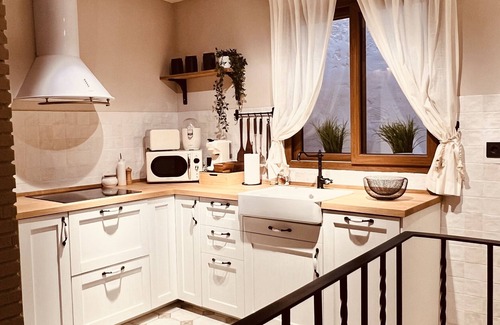Requena Villa | Villa 'Valeria, Casa Cueva 1748' with Private Terrace, Wi-Fi and Air Conditioning