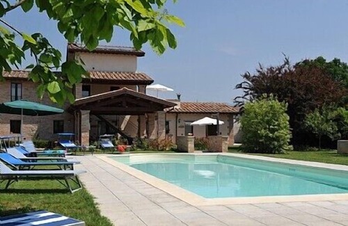 Citerna House | Villa Vezzosa B: A welcoming apartment that is part of an ancient country house, with Free WI-FI.