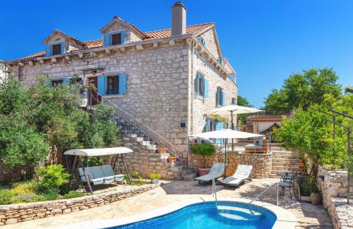 Milna (Brac) Villa | Villa Vicina Heritage villa for 9,Milna - close to restaurants and shops