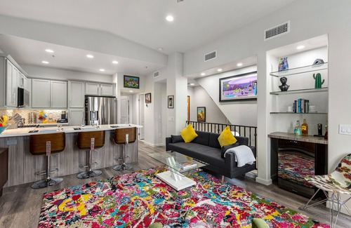 Baristo Condo | Villa Villorrio - Vibrant 2-Story Condo Near Downtown Palm Springs