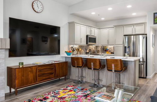 Baristo Condo | Villa Villorrio - Vibrant 2-Story Condo Near Downtown Palm Springs