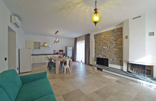 Tresana House | VILLA VIOLA 10Pax Large Pool A/C, BBQ, Private Chef, Wine tasting, near 5 Terre