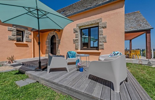 Locquirec Villa | Villa '- Vue Mer - 800m De La Plage' with Sea View, Private Terrace and Wi-Fi