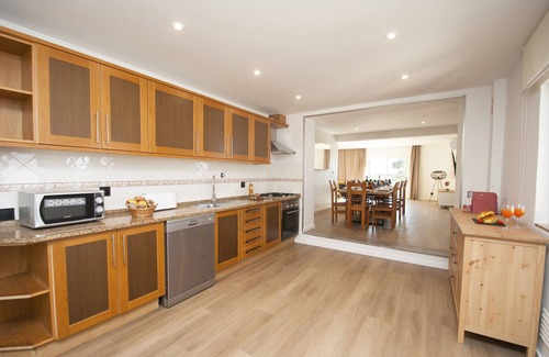 Branqueira Villa | Villa w/heatable pool, BBQ & private annexes