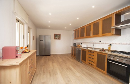Branqueira Villa | Villa w/heatable pool, BBQ & private annexes