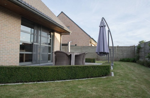 Poelkapelle Villa | "villa Westhoek", Spacious & Stylish 4 Bedroom Villa for 8 People Near Ypres