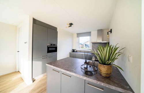 Linden House | Villa with 6 bedrooms, 2 bathrooms and a terrace