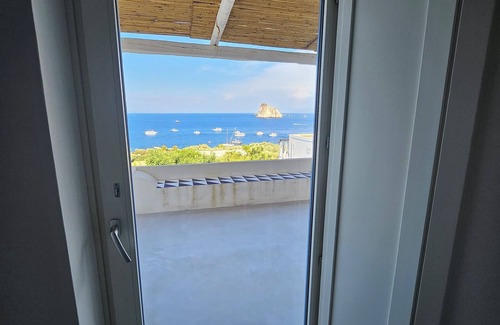 Panarea Villa | VILLA WITH GARDEN IN PANAREA 150 METERS FROM THE SEA, WITH AIR CONDITIONING AND WIFI