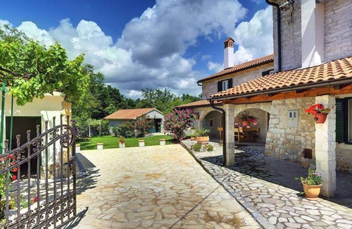 Rojnici Villa | Villa with pool and volleyball court