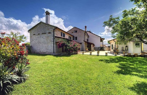 Rojnici Villa | Villa with pool and volleyball court
