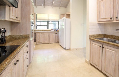 Halcyon Heights House | Villa with Private Pool and Sandy Lane Beach Club Access - Coral Gables
