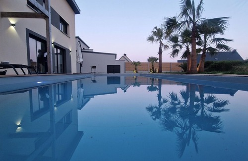 Bretteville-sur-Ay Villa | Villa With Swimming Pool and Jacuzzi 50 Meters From the Sea