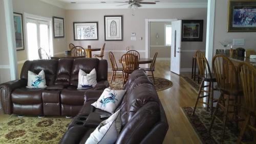 New Orleans East Area Villa | Villa with Waterfront Deck 23 Mi to Bourbon Street!