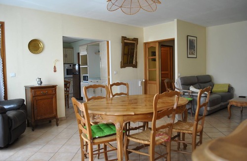 Entraigues-sur-la-Sorgue House | Village house with small garden