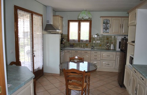 Entraigues-sur-la-Sorgue House | Village house with small garden