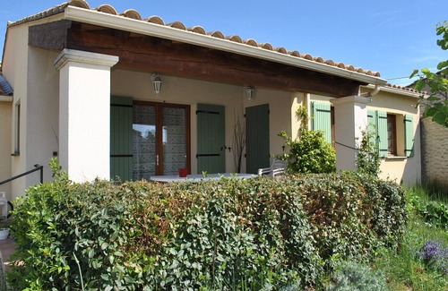 Entraigues-sur-la-Sorgue House | Village house with small garden
