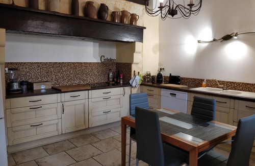 Saint-Mitre-les-Remparts House | Village house in stone