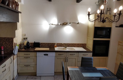 Saint-Mitre-les-Remparts House | Village house in stone