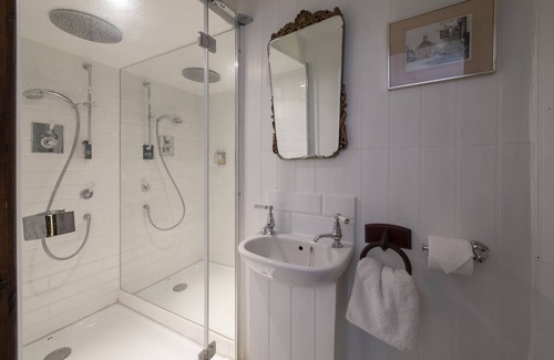 Bourton Other | Village Centre Location Traditional Farm Manor House w Hot Tub