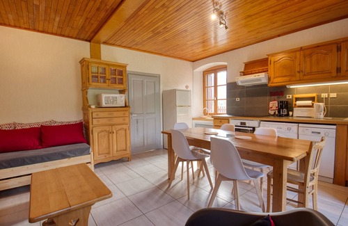 Morillon House | Village House Near Cable Car with Garden & Sauna
