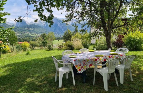 Morillon House | Village House Near Cable Car with Garden & Sauna