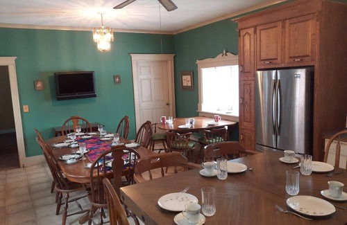 Richmond House | Village House, Sleeps 16, Free Parking, Walk to town, Mid-coast hubn