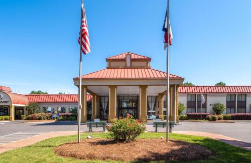 Clemmons Hotel | Village Inn Clemmons-Winston Salem, Trademark by Wyndham