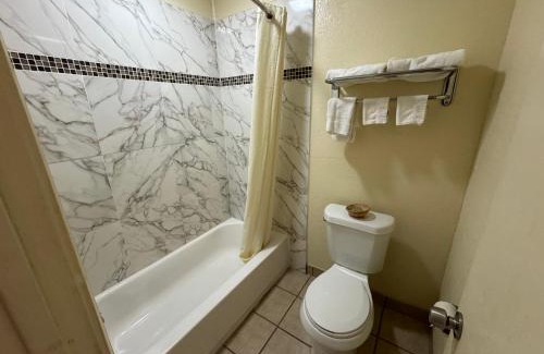 Ada Hotel | Village Inn