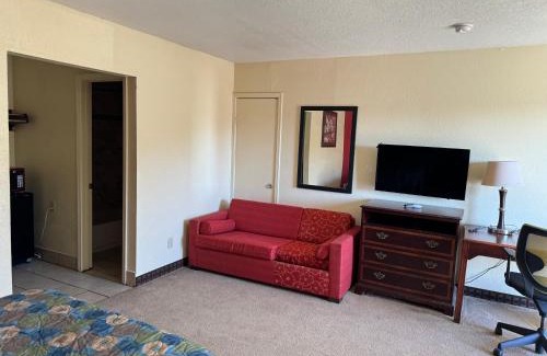 Ada Hotel | Village Inn