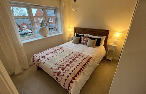 Belbroughton House | Village Retreat with Hot Tub