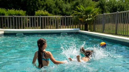 Chassenard Boat Rental | Village Toue du Domaine des Demoiselles