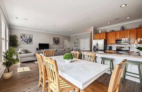 Villages of Five Points Condo | VILLAGES OF FIVE POINTS! COMMUNITY POOL! LINENS INCLUDED!