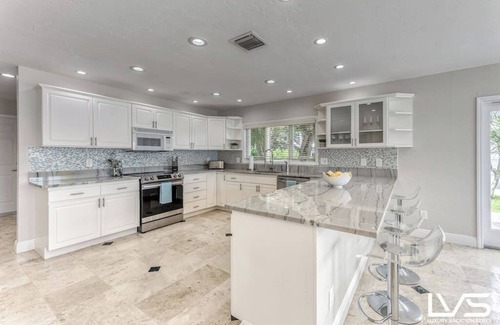 Sunrise Key House | VillaKey- LUXE Waterfront Point Lot Villa 5Min to Beach