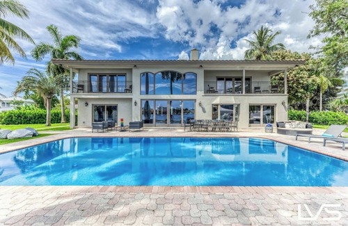 Sunrise Key House | VillaKey- LUXE Waterfront Point Lot Villa 5Min to Beach