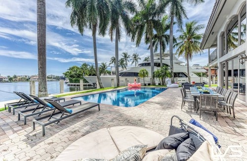 Sunrise Key House | VillaKey- LUXE Waterfront Point Lot Villa 5Min to Beach