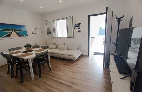 Arenella Villa | Villamar within walking distance of the sea.