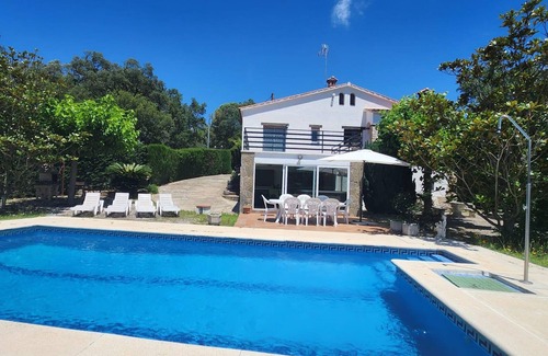 Can Carbonell House | VILLAS COSETTE/¡Descubre Villa Martina, tu oasis perfecto en la Costa Brava! Fabulosa piscina y zona de Barbacoa!